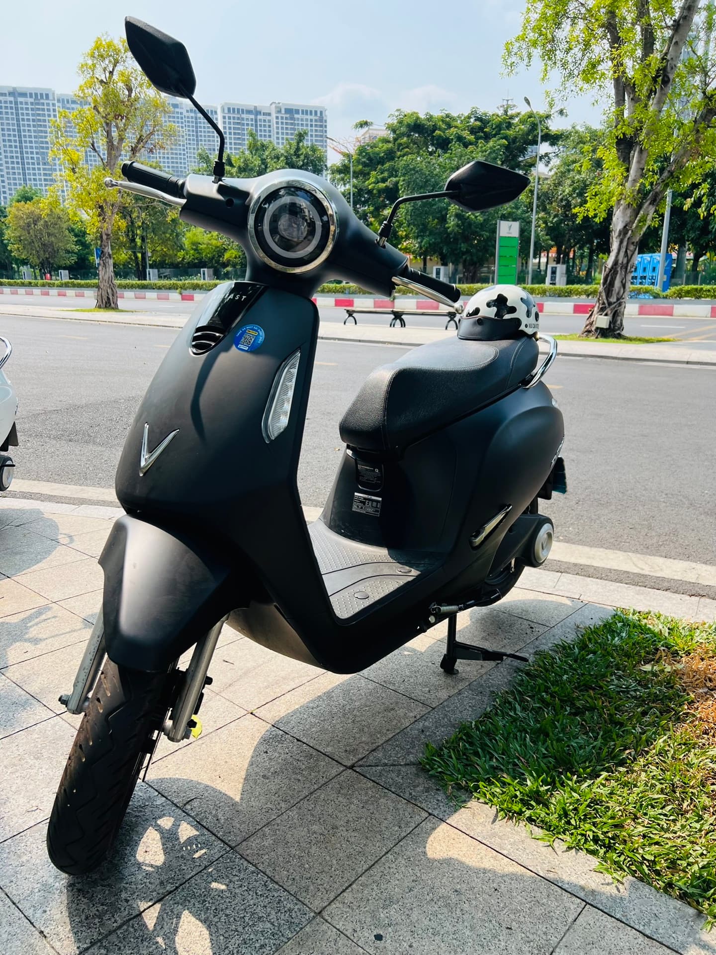 EVo200Lite đen trời sáng