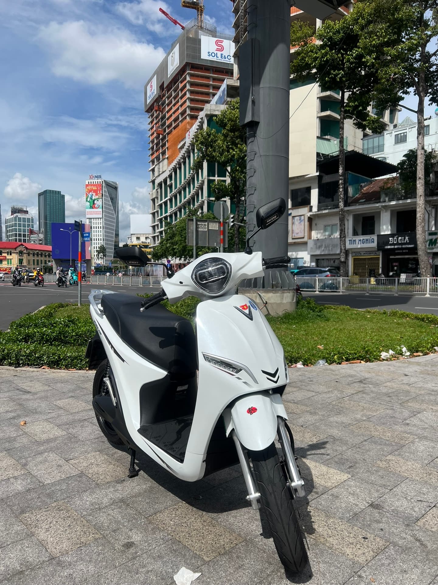 Feliz 2025 trắng sáng (1)